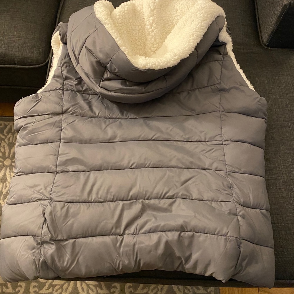 New York & Company faux fur lined puffer vest w/hood, size XL - Picture 5 of 5